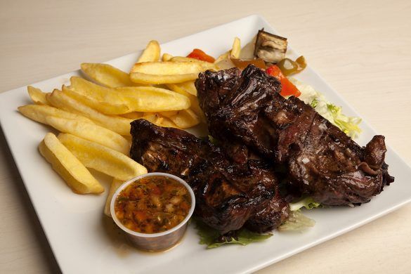 Entraña a la parrilla con guarnición