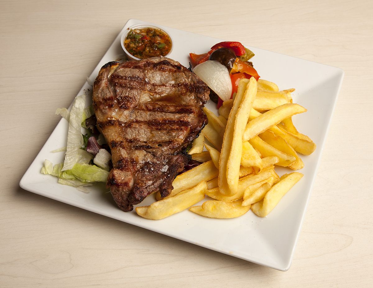 Entrecot a la parrilla con guarnición
