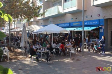 Disfrutando de la gran terraza Terraza Menú diario Pizza Montevideo Castelldefels